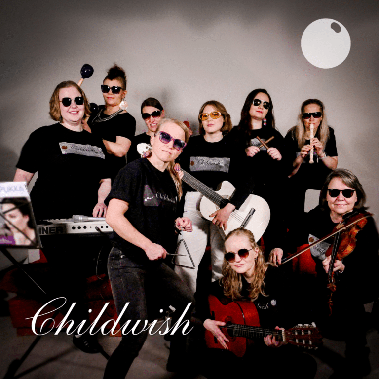 Simpukan huikea kampanja 2024: kuvitteellinen Childwish-bändi keikkailee lapsettomuusbiiseillä